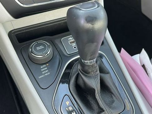 Used 2021 Jeep Cherokee Limited image 18