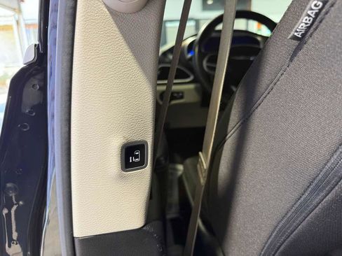 Used 2022 Chrysler Voyager LX image 36