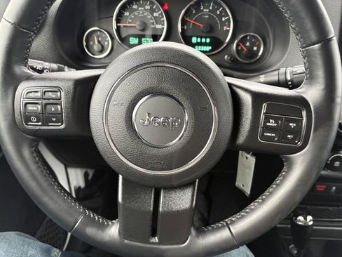 Used 2018 Jeep Wrangler Unlimited Rubicon w/ Connectivity Group image 17