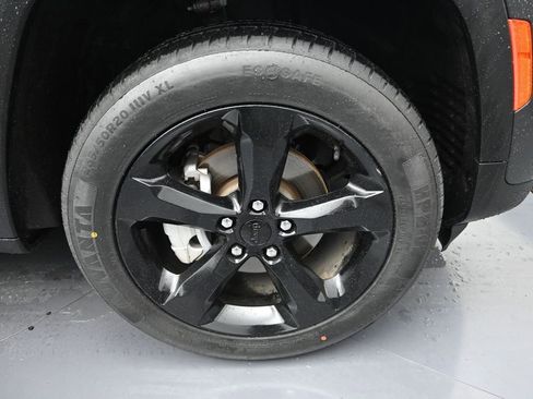 Used 2024 Jeep Grand Cherokee Limited w/ Black Appearance Package AWD/4WD image 9