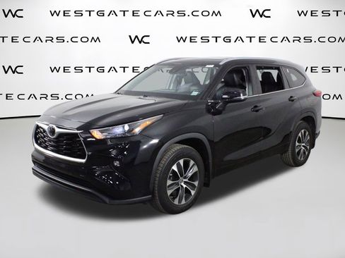 Used 2023 Toyota Highlander XLE FWD image 1