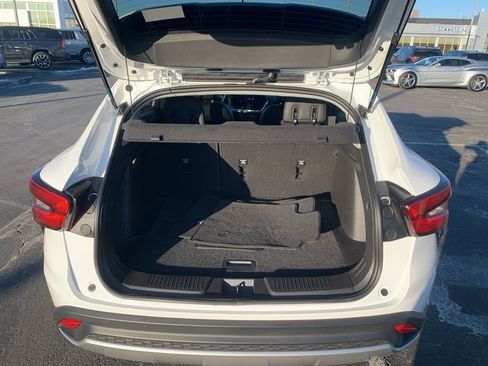 Used 2025 Chevrolet Trax LT w/ LT Convenience Package image 21