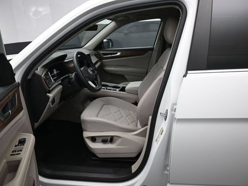 Used 2024 Volkswagen Atlas SE AWD/4WD image 9