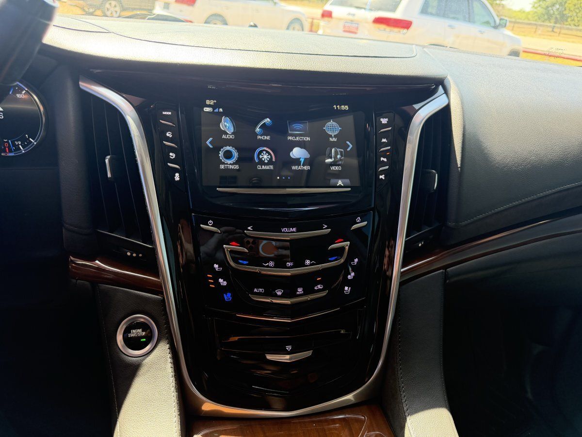 Used 2019 Cadillac Escalade Premium Luxury AWD/4WD image 23