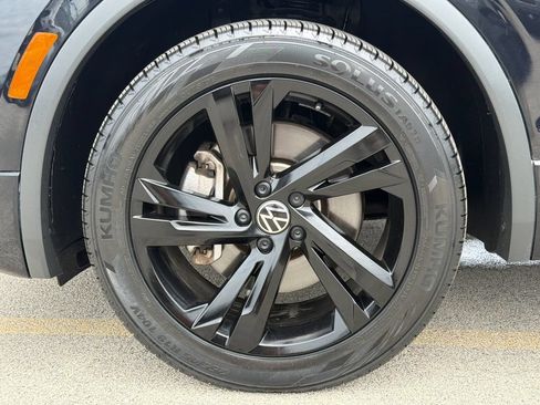 Certified 2023 Volkswagen Tiguan SE R-Line AWD/4WD image 30