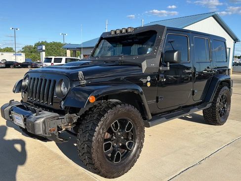 Used 2017 Jeep Wrangler Unlimited Sahara AWD/4WD image 3