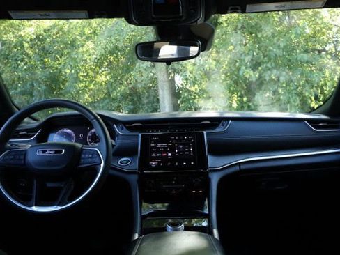 Used 2023 Jeep Grand Cherokee L Laredo image 5