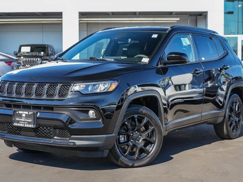 Used 2023 Jeep Compass Altitude image 1
