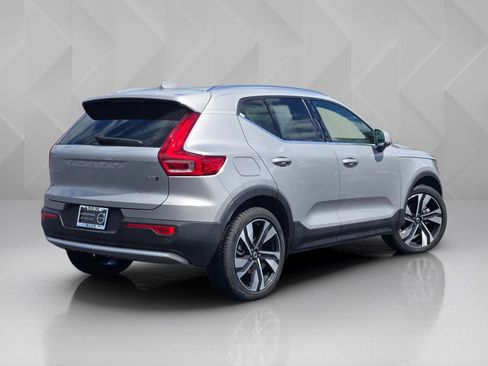 Certified 2025 Volvo XC40 B5 Plus AWD/4WD image 6