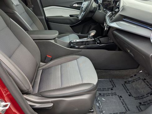 Used 2025 Chevrolet Trax LT w/ LT Convenience Package FWD image 30