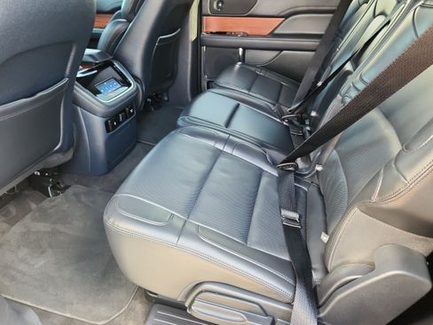 Used 2024 Lincoln Navigator Premiere AWD/4WD image 11