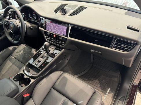 Used 2025 Porsche Macan image 24