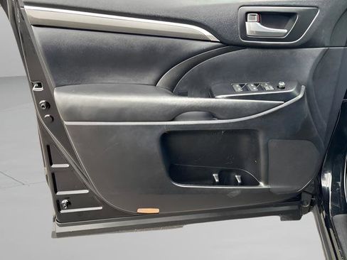 Used 2019 Toyota Highlander SE image 11