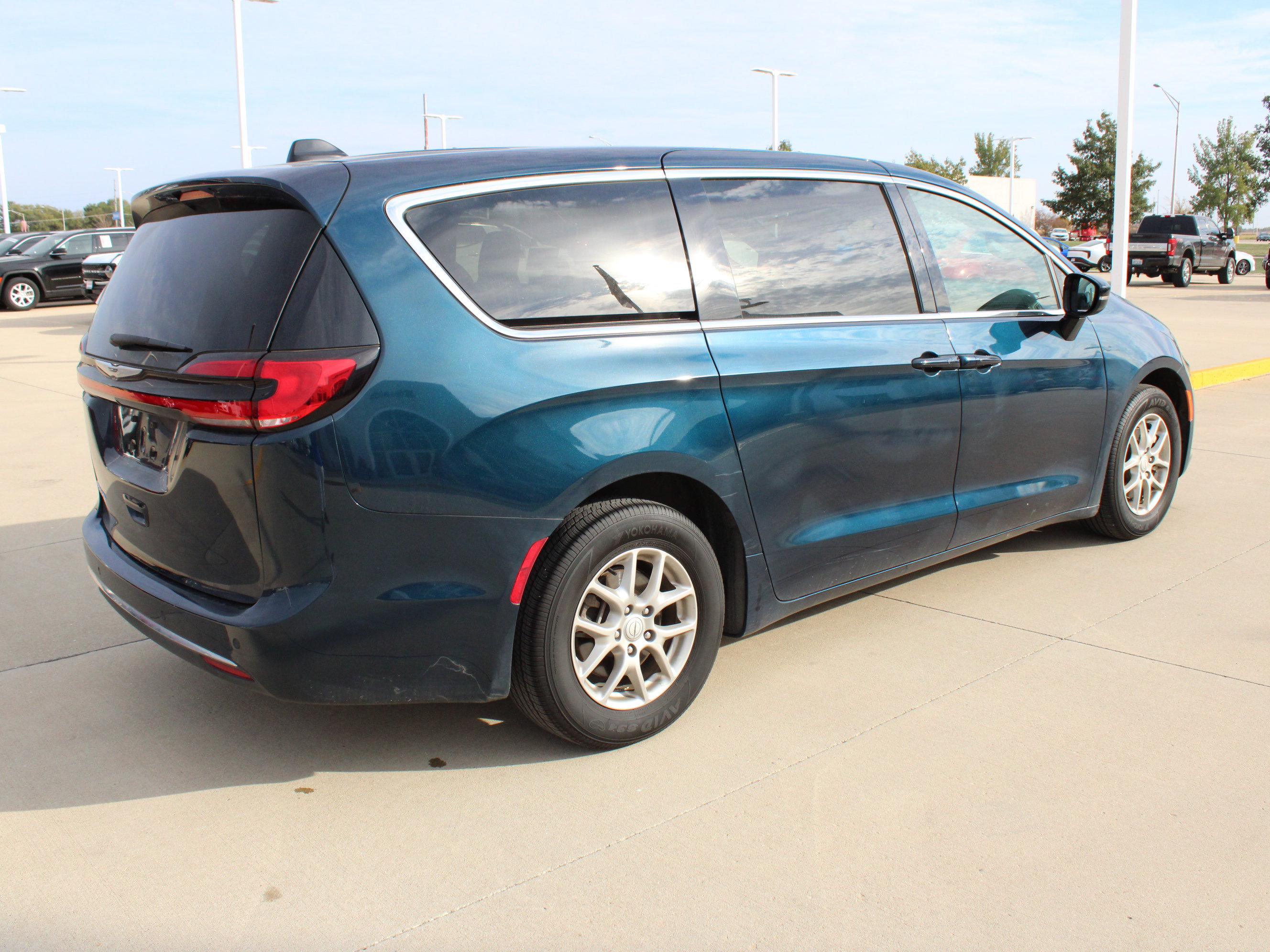 Used 2025 Chrysler Pacifica Select FWD image 5