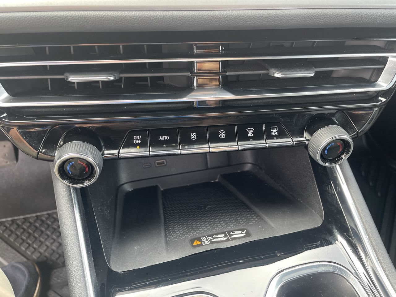 Used 2025 Chevrolet Traverse LT FWD image 19