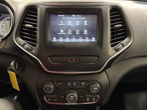 Used 2019 Jeep Cherokee Latitude w/ Popular Appearance Group AWD/4WD image 10