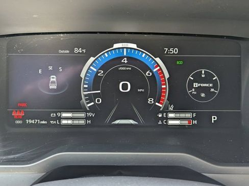 Used 2025 Toyota Tundra Limited AWD/4WD image 23
