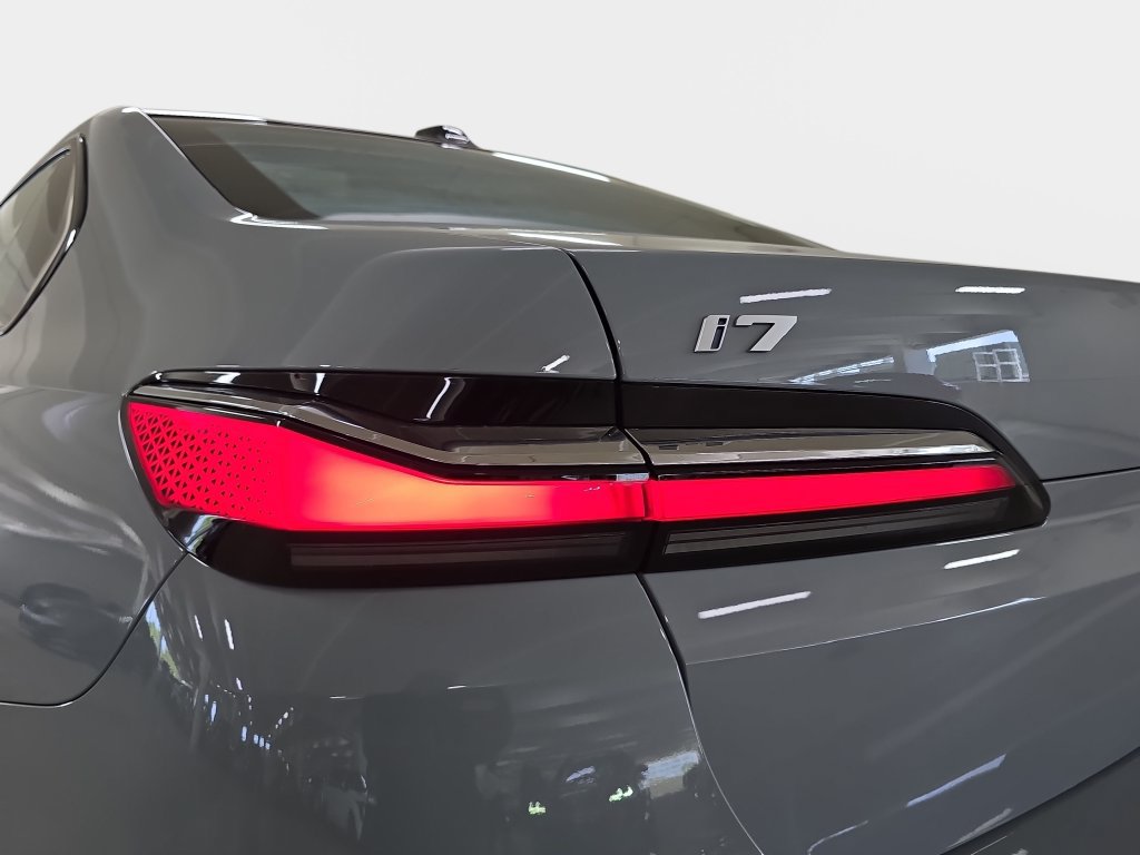 Used 2023 BMW i7 xDrive60 AWD/4WD image 33