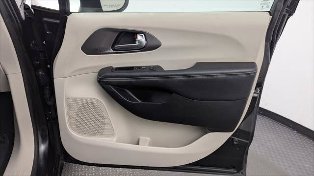 Used 2023 Chrysler Pacifica Touring-L FWD image 23