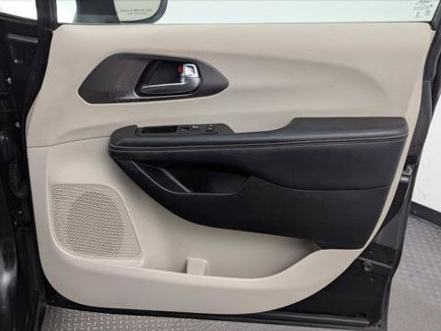 Used 2023 Chrysler Pacifica Touring-L FWD image 23