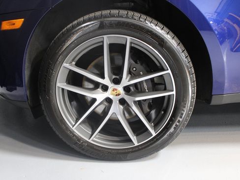 Certified 2024 Porsche Macan image 11