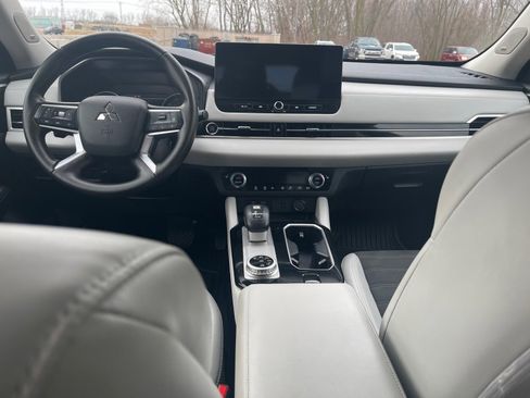 Used 2025 Mitsubishi Outlander SE image 12