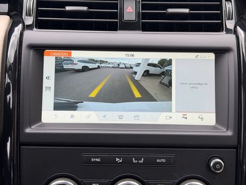 Used 2019 Land Rover Discovery SE AWD/4WD image 9