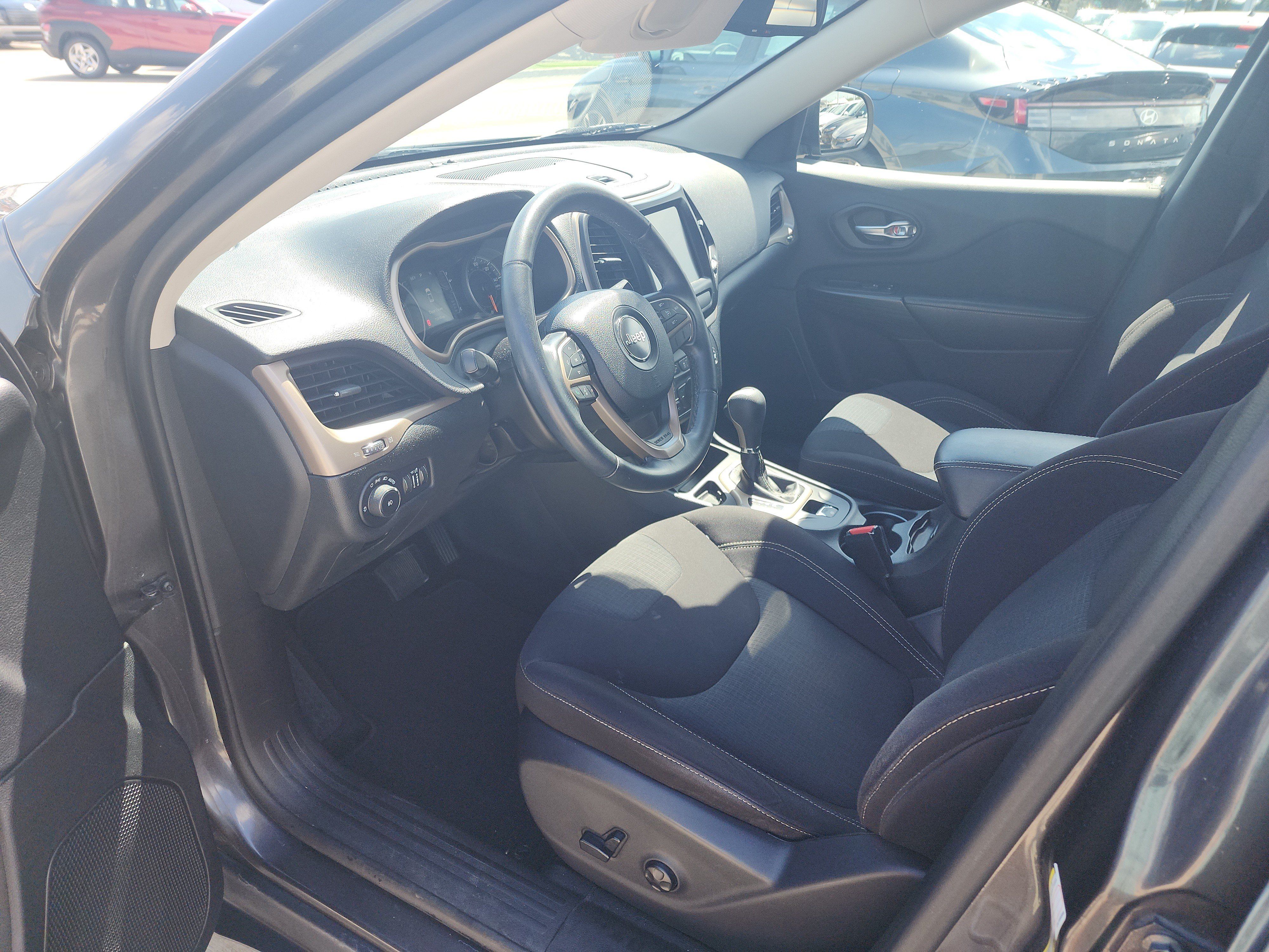Used 2016 Jeep Cherokee Latitude w/ Comfort & Sound Group FWD image 20