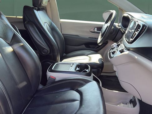Used 2023 Chrysler Pacifica Touring-L FWD image 30