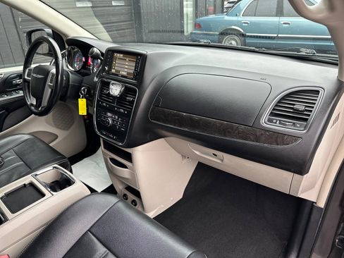 Used 2016 Chrysler Town & Country Touring image 21