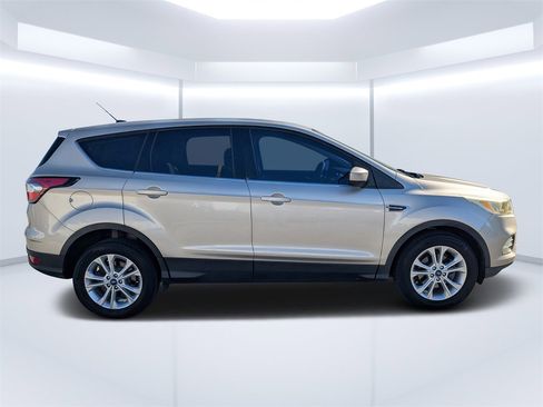 Used 2017 Ford Escape SE image 2