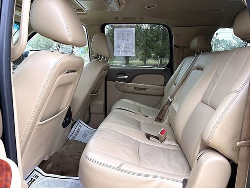 Used 2010 Chevrolet Suburban LT image 8