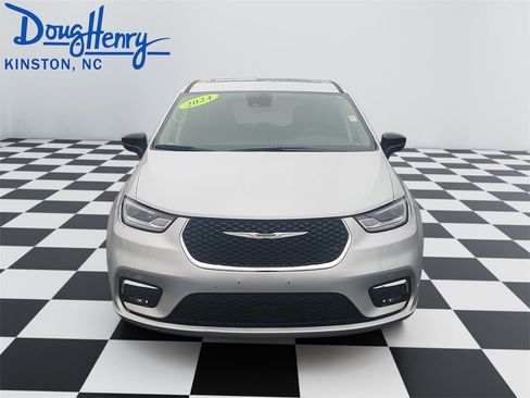 Used 2024 Chrysler Pacifica Touring-L image 8