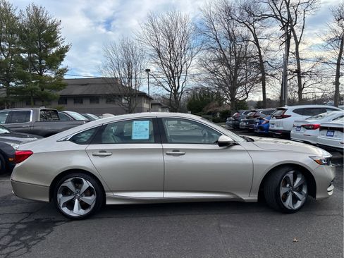 Used 2018 Honda Accord Touring image 3
