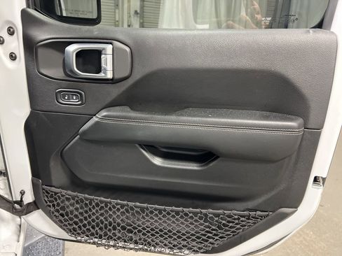 Used 2020 Jeep Wrangler Unlimited Sahara image 11