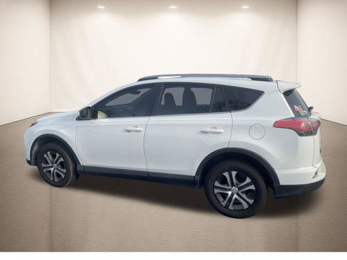 Used 2018 Toyota RAV4 LE image 4