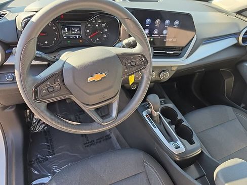 Used 2024 Chevrolet Trax LS w/ LS Convenience Package FWD image 9