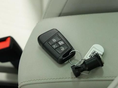 Certified 2024 Volkswagen Tiguan SE w/ Panoramic Sunroof Package FWD image 46