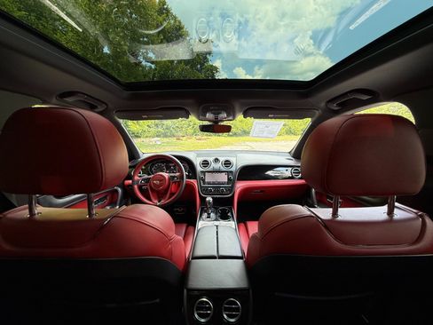 Used 2018 Bentley Bentayga AWD/4WD image 25