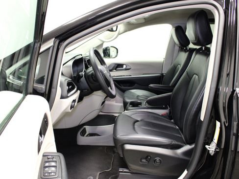 Used 2024 Chrysler Pacifica Touring-L FWD image 18