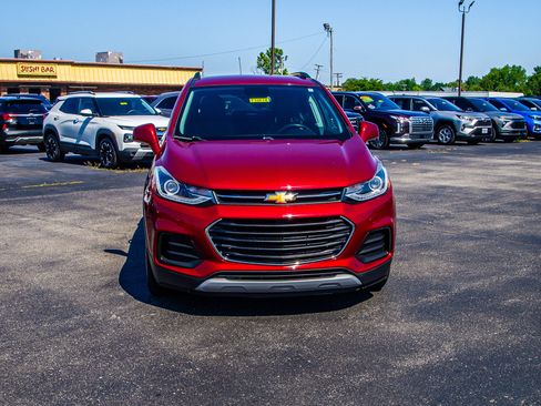 Used 2019 Chevrolet Trax LT w/ LT Convenience Package FWD image 2
