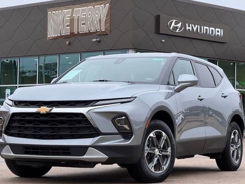 Used 2025 Chevrolet Blazer LT image 1