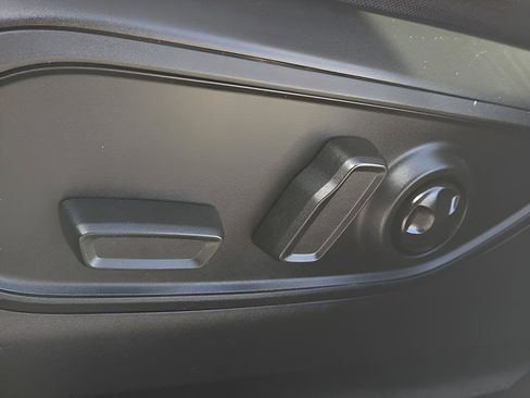 Used 2024 Jeep Grand Cherokee Laredo X image 15