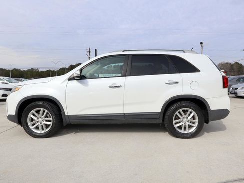 Used 2015 Kia Sorento LX image 3
