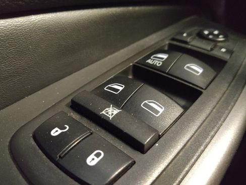 Used 2019 Jeep Cherokee Latitude w/ Cold Weather Group AWD/4WD image 27