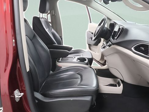Used 2023 Chrysler Pacifica Touring-L FWD image 30