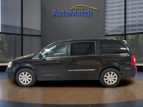 Used 2015 Chrysler Town & Country Touring FWD image 6