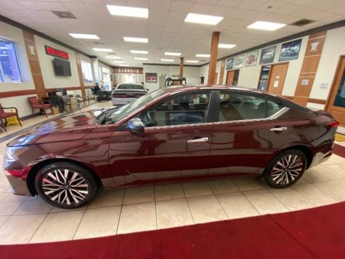 Used 2025 Nissan Altima 2.5 SV FWD image 7