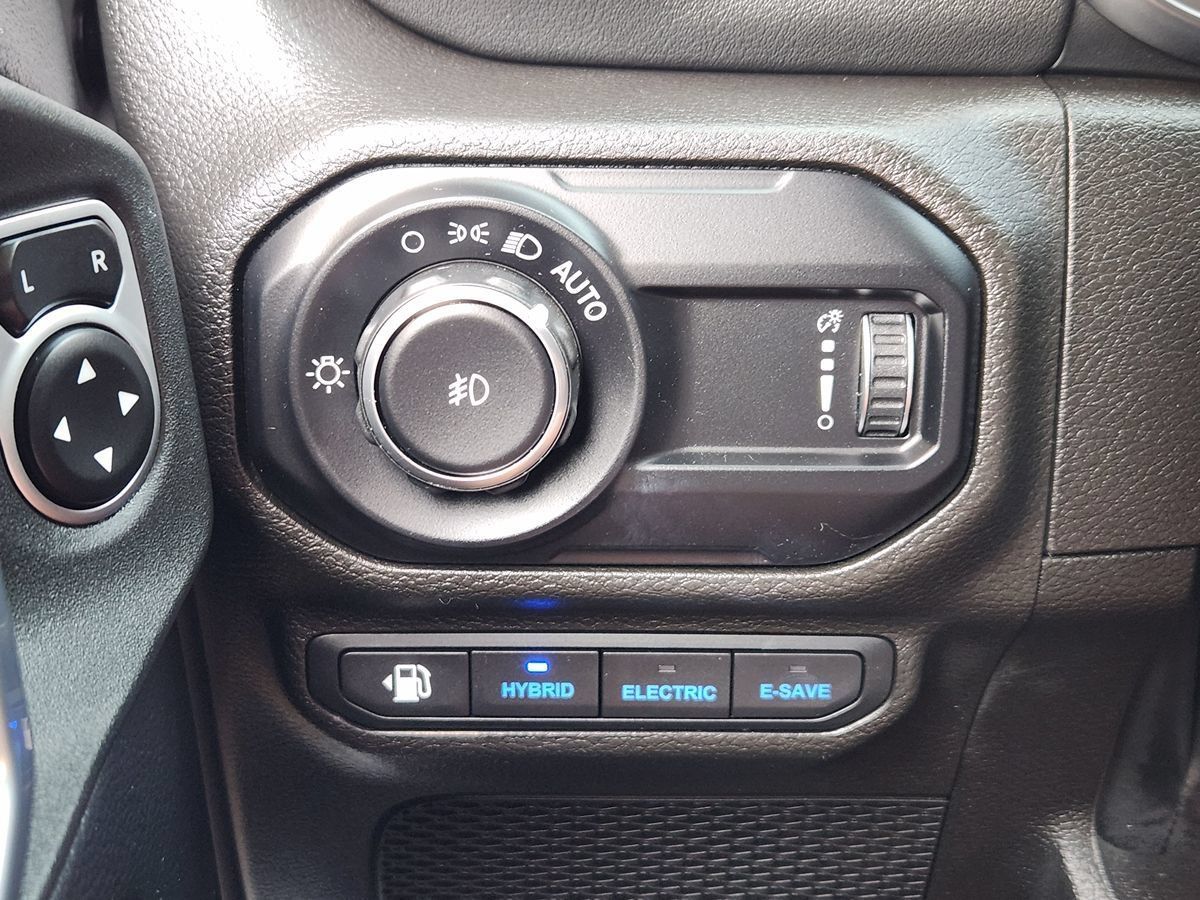 Used 2023 Jeep Wrangler Unlimited Sahara w/ Cold Weather Group AWD/4WD image 41
