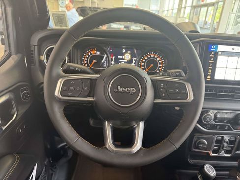 Used 2025 Jeep Wrangler Unlimited Sahara AWD/4WD image 12